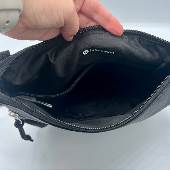 Lululemon Black Patch Logo Crossbody Bag 2.5L Convertible Length Strap - Picture 7 of 10